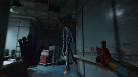 Cena de perseguição com Huggy Wuggy em corredor de Poppy Playtime Chapter 5